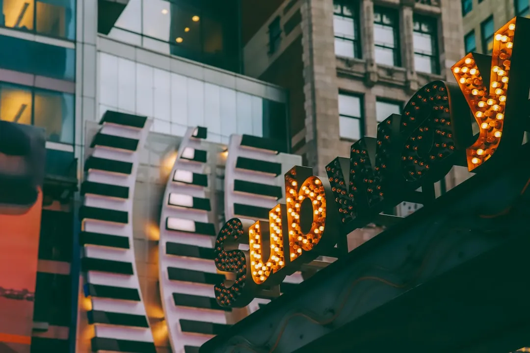 电工仪表选型指南:万用表与钳形表的精度差异及应用场景分析